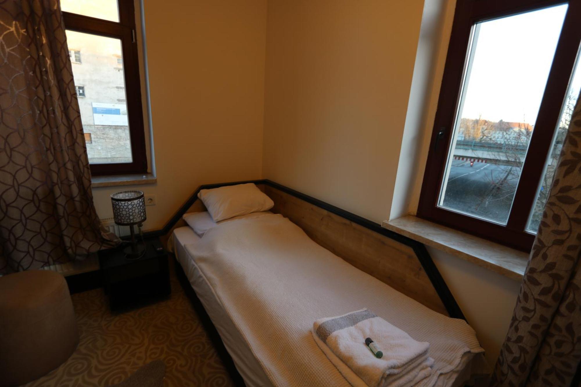 Hotel Am Fluss Saale Weißenfels Esterno foto